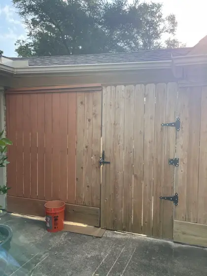 Outdoor wood staining — photo P045
