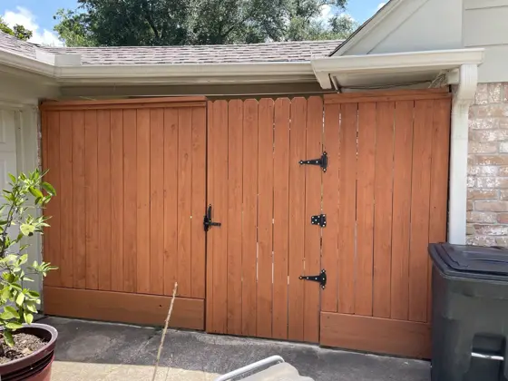 Outdoor wood staining — photo P049