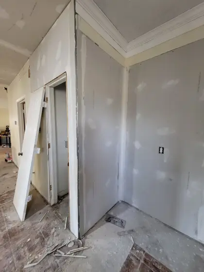 Interior renovations and finish work — photo P368