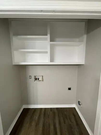 Flooring and trim details — photo P512